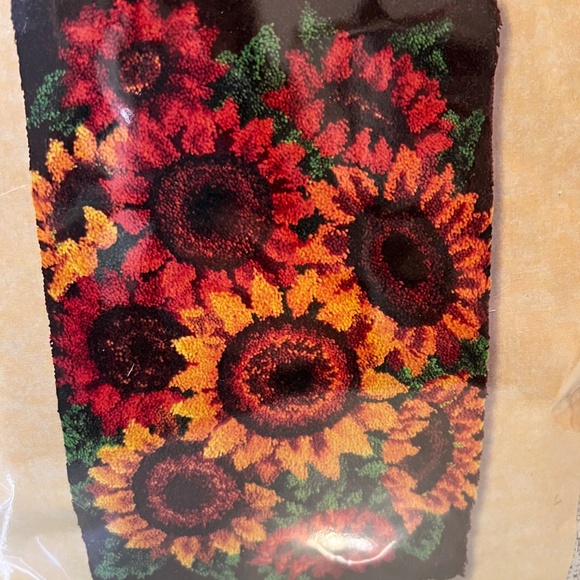 NEW Herrschners Sunflower LATCH HOOK KIT RUG COMPLETE 40” X 27” - Picture 5 of 16